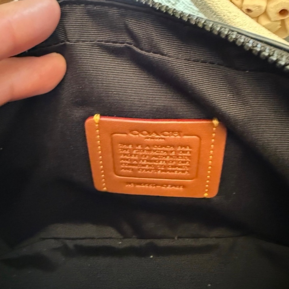 Coach Finlay in loved leather and signature canvas - Picture 5 of 10